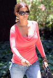 th_72218_Halle_Berry_visits_a_friend_in_the_Hollywood_Hills_39_122_1101lo.jpg