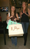 th_53969_Hayden_Panettiere_Shopping_in_Beverly_Hills_020507_31_122_134lo.jpg