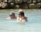 th_51018_Scarlett_Johansson_-_Jamaica_-_11_april_2006_deepatseapictures.blogspot.com_7167_122_196lo.jpg