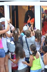 th_890773175_RihannaonshoppingtourinCapri19.7.2012_28_122_203lo.jpg