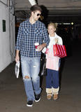 th_33521_celebrity-paradise.com-The_Elder-Ashley_Tisdale_2009-12-16_-_Christmas_shopping_at_the_Beverly_Center_225_122_244lo.jpg