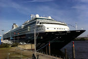 th_066508190_RihannaleavingMeinSchiff2inHamburg9.5.2011_25_122_513lo.jpg