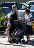 th_40760_fp_klum_seal_kids_47_080506_19_558lo.jpg