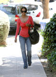 th_71071_Halle_Berry_visits_a_friend_in_the_Hollywood_Hills_22_122_634lo.jpg