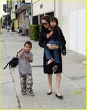 th_99581_brad-pitt-angelina-jolie-bakery-01_122_677lo.jpg